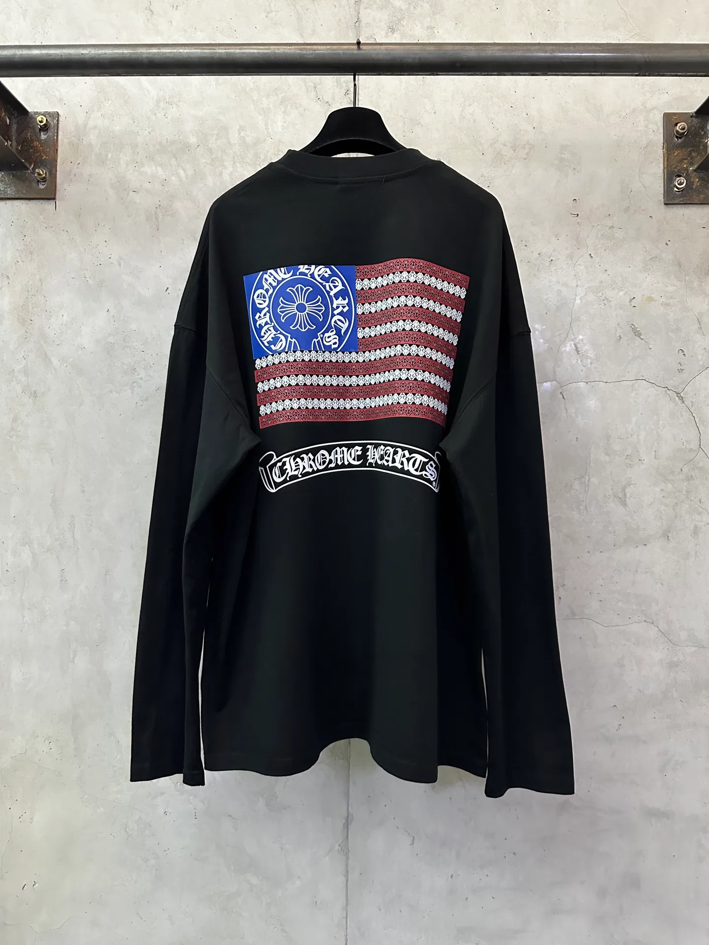 P320 Chrome Hearts 25ss Horseshoe Sanskrit flag printed round neck long-sleeved T-shirt. Fabric is high-definition, super heavyweight cotton, double yarn compact Xinjiang cotton. Weight: 320 grams. Clean cloth. Clear texture. Tight feel. Stiff. High color fastness. No deformation. No discoloration. Customized hardware. Thread. Accessories. Alignment. Same style for men and women. -Color: Black White -Size: XS S M L XL